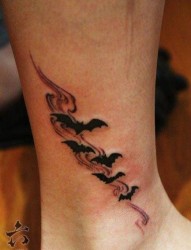 腿部唯美经典的图腾蝙蝠纹身图片