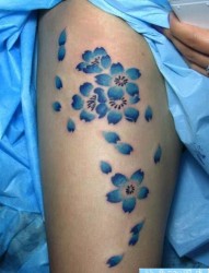 女人腿部好看的樱花纹身图片