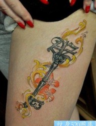 美女腿部漂亮的钥匙纹身图片