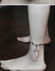 女孩子腿部精美潮流的脚链纹身图片