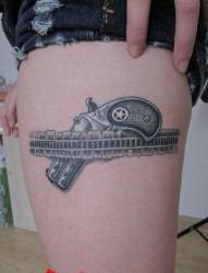 女人腿部简单潮流的蕾丝手枪纹身图片