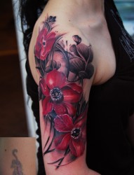 手臂上一款漂亮的红色花
