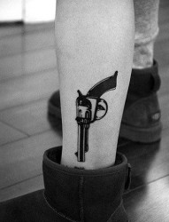 女人腿部潮流流行的图腾手枪纹身图片