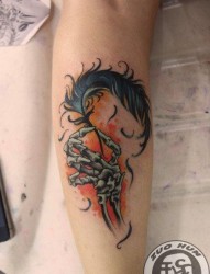 女人腿部唯美的骷髅手与羽毛纹身图片