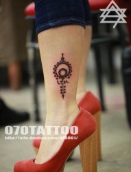 女人腿部潮流的图腾太阳纹身图片