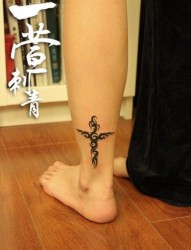 女人腿部潮流精美的图腾十字架纹身图片