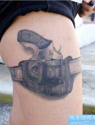 美女腿部潮流经典的手枪纹身图片