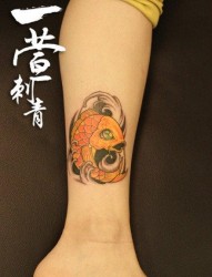 女人腿部好看潮流的彩色小鲤鱼纹身图片