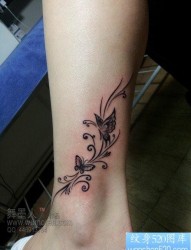 女人腿部精美潮流的图腾蝴蝶藤蔓纹身图片