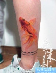 腿部漂亮好看的彩色小金鱼纹身图片