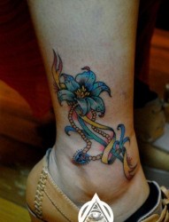 女人腿部漂亮的彩色百合花纹身图片
