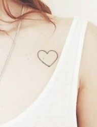 女性胸前心纹身
