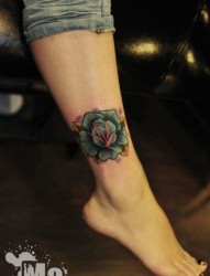 美女腿部漂亮潮流的玫瑰花纹身图片