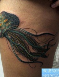 女人腿部潮流流行的水母纹身图片