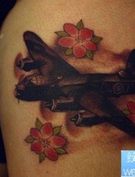 腿部超帅的一幅飞机纹身图片