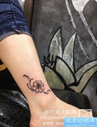 女人腿部小巧唯美的四叶草藤蔓纹身图片
