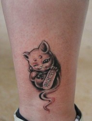 腿部可爱的喜感的招财猫纹身图片