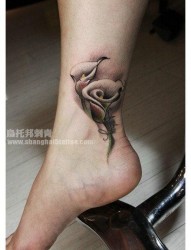 女人腿部唯美的马蹄莲花纹身图片