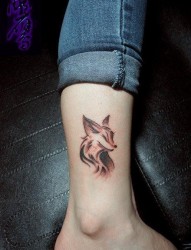 女人腿部可爱的小狐狸纹身图片