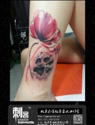 女人腿部另类经典的罂粟花与熊爪印纹身图片