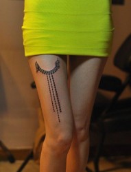 女人大腿时尚好看的腿链纹身图片