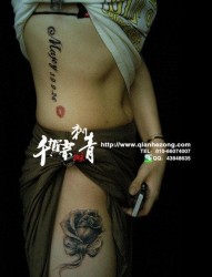 美女腿部唯美漂亮的黑白玫瑰花与蝴蝶结纹身图片