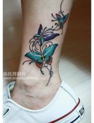 那腿部时尚漂亮的蝴蝶纹身图片