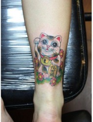 美女腿部时尚精美的招财猫纹身图片