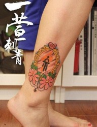 女人腿部时尚简单的镜子纹身图片
