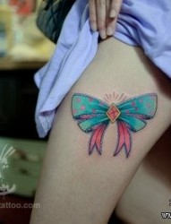 女人大腿处漂亮潮流的蝴蝶结纹身图片