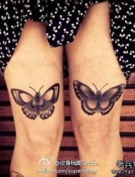 女人腿部唯美时尚的黑白蝴蝶纹身图片