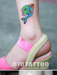 女人腿部时尚精美的小鱼与向日葵花纹身图片