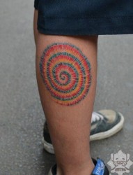 男生腿部迷幻的彩色图腾纹身图片