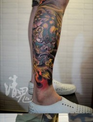 男生腿部经典时尚的唐狮子纹身图片