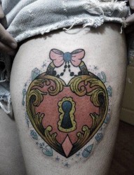 女人腿部精美潮流的彩色爱心锁纹身图片