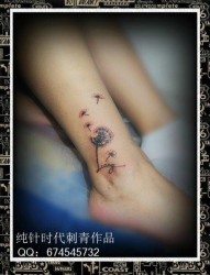 女人腿部时尚经典的黑白蒲公英纹身图片