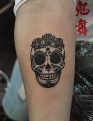 女人腿部时尚潮流的欧美黑白骷髅纹身图片
