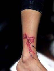 女人腿部精美时尚的蝴蝶结纹身图片