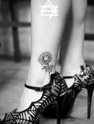女人腿部时尚小巧的向日葵花纹身图片