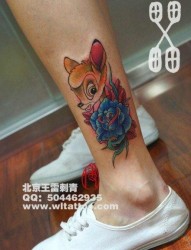 女人腿部经典可爱的小鹿玫瑰纹身图片