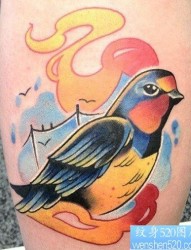 腿部一幅时尚精美的彩色小燕子纹身图片