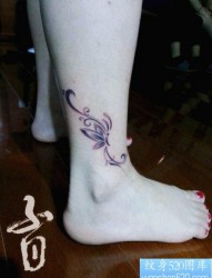 女人小腿唯美时尚的黑白蝴蝶纹身图片