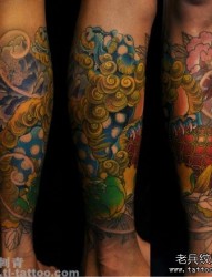 男生腿部超酷的彩色唐狮子纹身图片