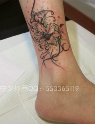 女人腿部潮流唯美的黑白百合花纹身图片
