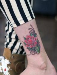 女人腿部潮流唯美的彩色玫瑰纹身图片