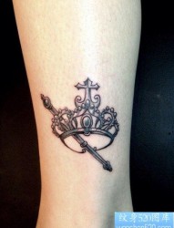 女人腿部时尚经典的皇冠权杖纹身图片