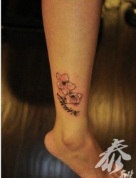 女人小腿时尚小巧的桃花纹身图片