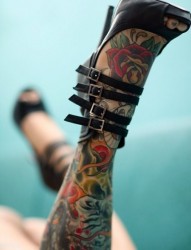 女性腿部有个性的花朵纹身