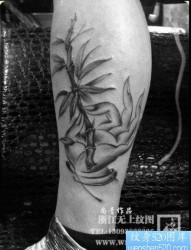 腿部时尚经典的一幅佛手与竹子纹身图片