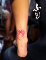 女人腿腕小巧时尚的蝴蝶结纹身图片